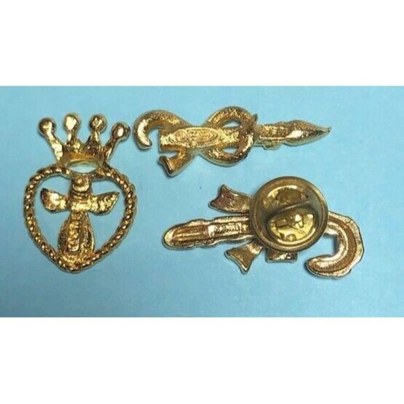 3 Vintage Signed AVON Christmas Pins,Candle,Angel & Candy Cane Tie Tack - Picture 2 of 3